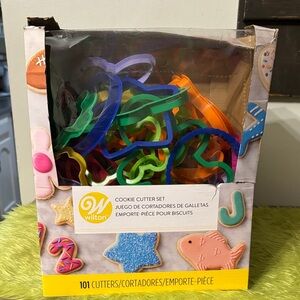 NEW DAMAGED BOX Wilton Vibrant PLAY DOH Cookie Cutter Set - 101 Pieces